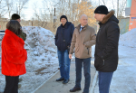 Выезд главы города на место подтопления: итоги обследования придомовой территории по пр. Строителей, д. 19